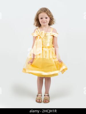 ritratto completo di 5 o 4 anni, sorridente, sfondo bianco, in abito dressup Foto Stock