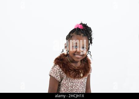 Ritratto closeup di 5 o 4 anni ragazza, sorridente, sfondo bianco Foto Stock