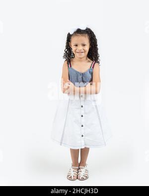 Ritratto closeup della ragazza di 4 anni, sorridente, sfondo bianco, a tutta lunghezza Foto Stock