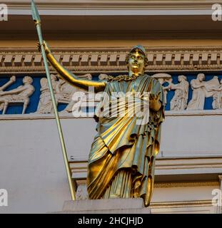 Statua di Athena sulla facciata dell'Athenaeum Club, un club privato per soci al 107 Pall Mall; fondata nel 1824; edificio progettato da Decimus Burton Foto Stock