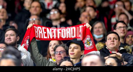 Londra, Regno Unito. 29th Dic 2021. I sostenitori di Brentford durante la partita della Premier League tra Brentford e Manchester City al Brentford Community Stadium, Londra, Inghilterra, il 29 dicembre 2021. Foto di Phil Hutchinson. Solo per uso editoriale, licenza richiesta per uso commerciale. Nessun utilizzo nelle scommesse, nei giochi o nelle pubblicazioni di un singolo club/campionato/giocatore. Credit: UK Sports Pics Ltd/Alamy Live News Foto Stock