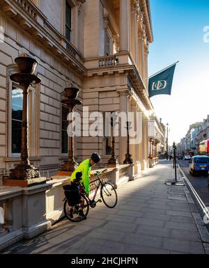 La facciata del IoD (Institute of Directors), 116 Pall Mall, Londra; fondata nel 1903 per i leader aziendali. John Nash progettò lo IoD nel 1828 Foto Stock