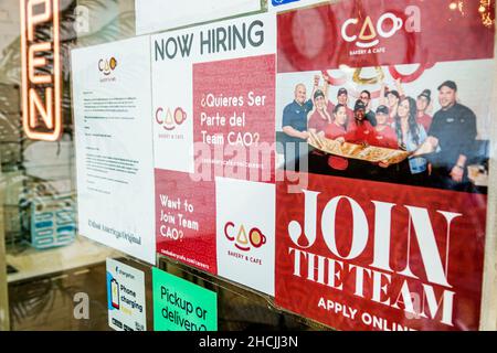 Miami Beach Florida CAO Bakery & Cafe esterno vetro anteriore segno ora affitto occupazione offerta lavoro apertura spagnolo inglese bilingue Foto Stock