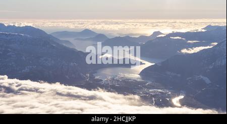 Vista aerea di una piccola città, Squamish, in Howe Sound durante l'inverno Foto Stock