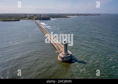 Tynemouth Breakwater e faro in estate Foto Stock