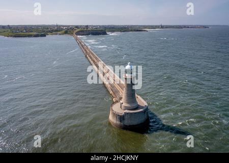 Tynemouth Breakwater e faro in estate Foto Stock