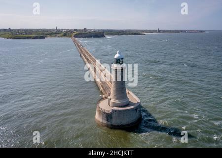 Tynemouth Breakwater e faro in estate Foto Stock