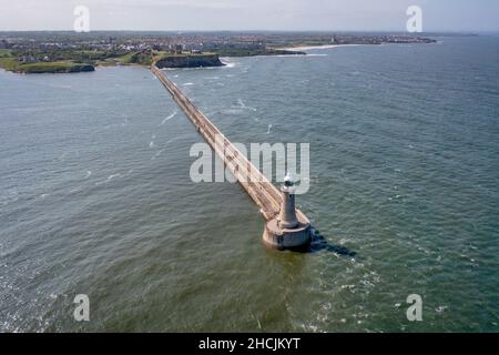 Tynemouth Breakwater e faro in estate Foto Stock