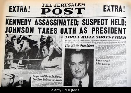 Titolo del giornale israeliano che presenta un evento storico - Kennedy assassinato, 1963 Foto Stock