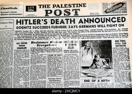 Titolo del giornale israeliano che presenta un evento storico - Hitler's Death Announced, 1945 Foto Stock