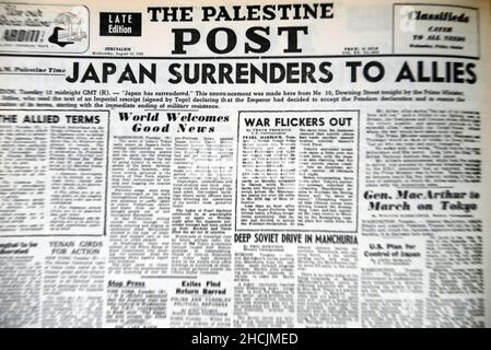 Titolo dal giornale israeliano che presenta un evento storico - Giappone arrende, 1945 Foto Stock