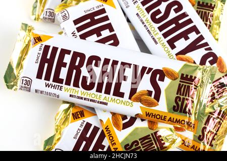 Maggio 4, 2021. New York, Stati Uniti. Le barrette di cioccolato King Size Hersheys con mandorle intere su sfondo bianco isolato. Foto Stock