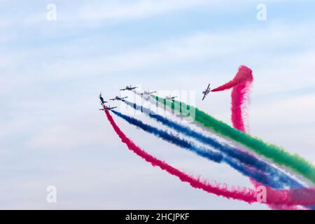 ABU DHABI, Emirati Arabi Uniti - 02 DICEMBRE 2018: La squadra di al Fursan che fa le acrobazie nel cielo ad Abu Dhabi, Emirati Arabi Uniti Foto Stock