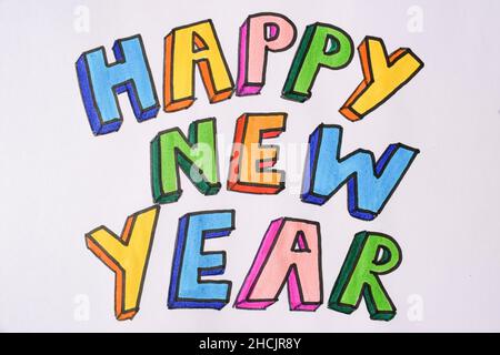 Felice anno caratteri scritti con lettere maiuscole con pennarelli colorati Sketchpen con sfondo bianco. Biglietto d'auguri fatto a mano per l'anno nuovo Foto Stock