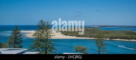 Sandspit alla punta settentrionale dell'isola di Bribie visto da Caloundra, Sunshine Coast Region, South East Queensland, Australia Foto Stock