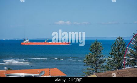 Petroliere greggio STAVANGER FALCON passando il lungomare di Caloundra, Caloundra, Sunshine Coast Region, South East Queensland, Australia Foto Stock