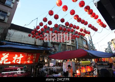 Il mercato notturno di Raohe Street nel quartiere di Songshan di Taipei a Taiwan, uno dei mercati notturni più famosi di Taipei, famoso per il cibo di strada. Foto Stock