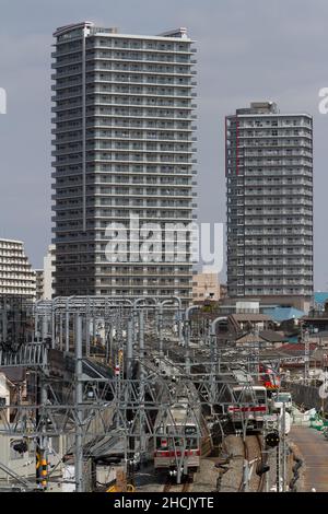 Treni della serie Tobu 10050 sulla linea Tobu Skytree vicino alla Stazione di Oshiage, Tokyo, Giappone. Foto Stock