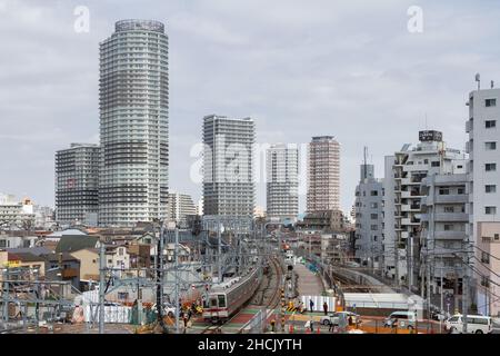 Un treno della serie 10050 di Tobu sulla linea Skytree di Tobu vicino alla Stazione di Oshiage, Tokyo, Giappone. Foto Stock