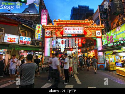 Il mercato notturno di Raohe Street nel quartiere di Songshan di Taipei a Taiwan, uno dei mercati notturni più famosi di Taipei, famoso per il cibo di strada. Foto Stock