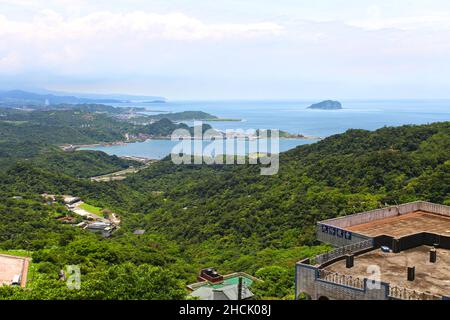 Scenario delle montagne e del mare visto dalla vecchia strada di Jiufen a New Taipei City in Taiwan. Foto Stock