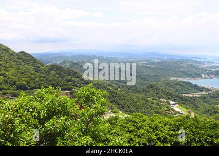 Scenario delle montagne e del mare visto dalla vecchia strada di Jiufen a New Taipei City in Taiwan. Foto Stock