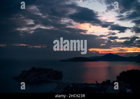 Tramonto sull'isola di Sveti Stefan nella baia di Cattaro Foto Stock