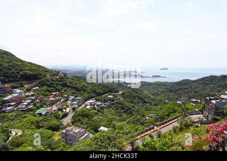 Scenario delle montagne e del mare visto dalla vecchia strada di Jiufen a New Taipei City in Taiwan. Foto Stock