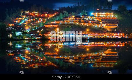 Villaggio tailandese Ban Rak di notte nella provincia di Mae Hong Son, Thailandia. Foto Stock