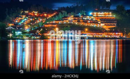 Villaggio tailandese Ban Rak di notte nella provincia di Mae Hong Son, Thailandia. Foto Stock