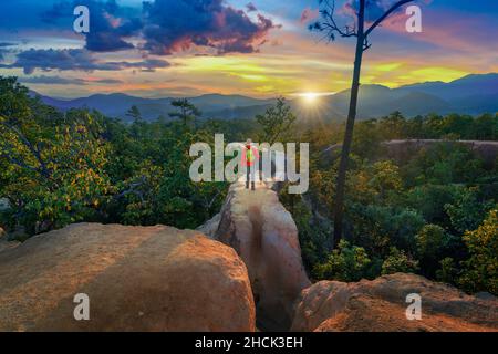 Trekking giovane lungo il canyon di Pai nella provincia di Mae hong son, Thailandia. Avventura, trekking e percorso concetto. Foto Stock