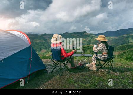 Coppia di turisti godendo nel campeggio sulle montagne Foto Stock