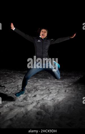 Ritratto dello sportivo franco-cambogiano che è diventato ambasciatore della stazione sciistica di Serre-Chevalier, Francia il 28 dicembre 2021. Laurie Phai è protagonista del film di Andy Collet 'Beyond Time' e il teaser documentario è appena stato pubblicato. Foto di Thibaut Durand/ABACAPRESS.COM Foto Stock