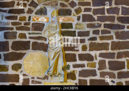 Magdeburg, Germania. 30th Dic 2021. Una figura femminile si può vedere nel muro intorno al monastero di nostra Signora. La scultura è stata rinvenuta anni fa durante i lavori di ristrutturazione sul muro ed è stata inserita nel muro nel corso dei lavori di costruzione. L'ex monastero ospita il Kunstmuseum Kloster unser Lieben Frauen. Credit: Klaus-Dietmar Gabbert/dpa-Zentralbild/ZB/dpa/Alamy Live News Foto Stock