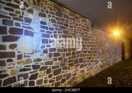 Magdeburg, Germania. 30th Dic 2021. Una figura femminile si può vedere nel muro intorno al monastero di nostra Signora. La scultura è stata rinvenuta anni fa durante i lavori di ristrutturazione sul muro ed è stata inserita nel muro nel corso dei lavori di costruzione. L'ex monastero ospita il Kunstmuseum Kloster unser Lieben Frauen. Credit: Klaus-Dietmar Gabbert/dpa-Zentralbild/ZB/dpa/Alamy Live News Foto Stock