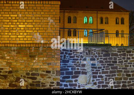 Magdeburg, Germania. 30th Dic 2021. Una figura femminile si può vedere nel muro intorno al monastero di nostra Signora. La scultura è stata rinvenuta anni fa durante i lavori di ristrutturazione sul muro ed è stata inserita nel muro nel corso dei lavori di costruzione. L'ex monastero ospita il Kunstmuseum Kloster unser Lieben Frauen. Credit: Klaus-Dietmar Gabbert/dpa-Zentralbild/ZB/dpa/Alamy Live News Foto Stock