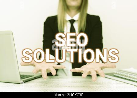 Firma di scrittura manuale Seo Solutions. Concetto significato pagina dei risultati di Search Engine aumenti i visitatori da Rankings istruttore che insegna abilità differenti, insegnante Foto Stock
