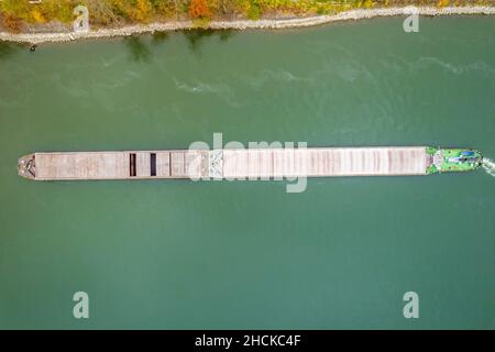 Portarinfuse che trasporta il carico lungo il Danubio Foto Stock