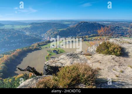 Castello Koenigstein in montagna di arenaria Elbe in autunno, vista da Lilienstein Foto Stock