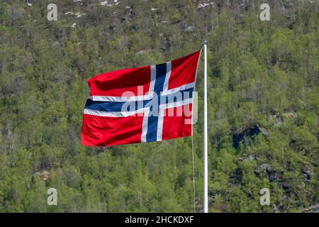 VALLDAL, NORVEGIA - 2020 MAGGIO 31. La bandiera norvegese è issata su un posto. Foto Stock