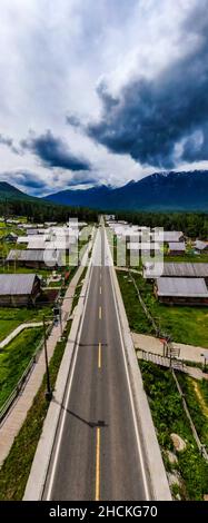 ALTAY, CINA - 26 GIUGNO 2021 - Foto aerea scattata il 26 giugno 2021 mostra il paesaggio naturale estivo di Kanas ad Altay, provincia di Xinjiang, Cina. Foto Stock