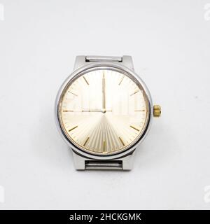 un orologio analogico in acciaio inossidabile argento con quadrante dorato rotondo realizzato come simbolo vintage di lusso isolato su sfondo bianco Foto Stock