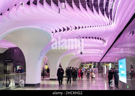 SHANGHAI, CINA - 30 DICEMBRE 2021 - la linea 14 della metropolitana apre il 30 dicembre 2021 a Shanghai, Cina. Tra di loro, il soffitto sospeso di Yuyuan Statio Foto Stock