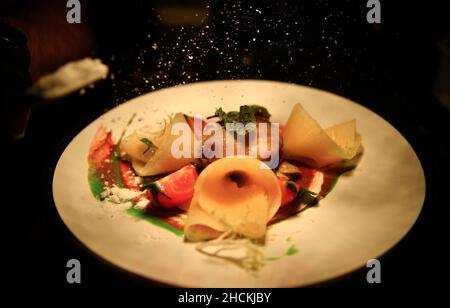 Sanya, la provincia cinese di Hainan. 28th Dic 2021. La foto mostra la cucina italiana in un ristorante italiano a Sanya, nella provincia di Hainan, nel sud della Cina, il 28 dicembre 2021. PER ANDARE CON 'Profilo: Lo chef italiano compie sogno in Cina isola resort ' Credit: Guo Cheng/Xinhua/Alamy Live News Foto Stock