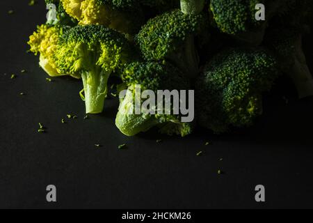 Broccoli verdi congelati su fondo scuro closup. Foto Stock