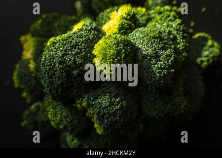 Broccoli verdi congelati su fondo scuro closup. Foto Stock