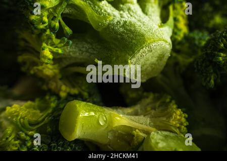 Broccoli verdi congelati su fondo scuro closup. Foto Stock