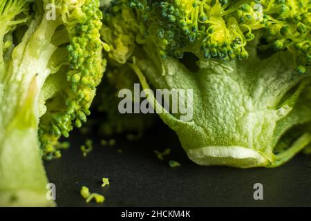 Broccoli verdi congelati su fondo scuro closup. Foto Stock