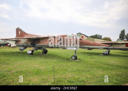 KIEV, UCRAINA - 01 AGOSTO 2021: L'Aeronautica militare Ucraina Mikoyan-Gurevich MIG-27 Flogger esposto al Museo dell'Aviazione statale di Oleg Antonov Foto Stock