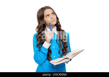 Pensare capretto risolvere problema matematico tenendo libro di scuola isolato su bianco, immaginazione Foto Stock